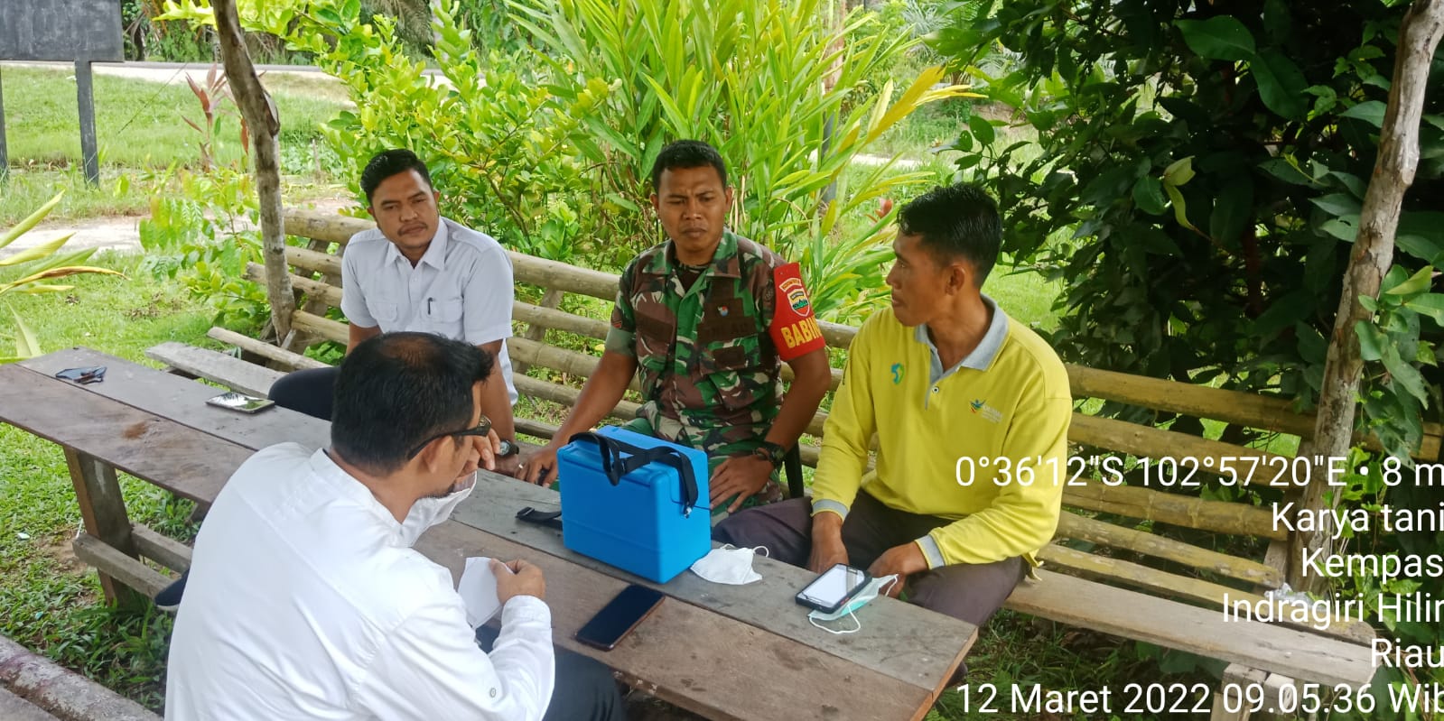 Bersama Melawan COVID-19, Babinsa Koramil 03/Tempuling Lakukan Komsos Dengan Tenaga Kesehatan