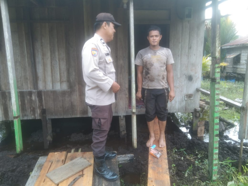Door To Door System, Aiptu Safrizal Zufri Bhabinkamtibmas Simpang Gaung Sampaikan Pesan Kamtibmas
