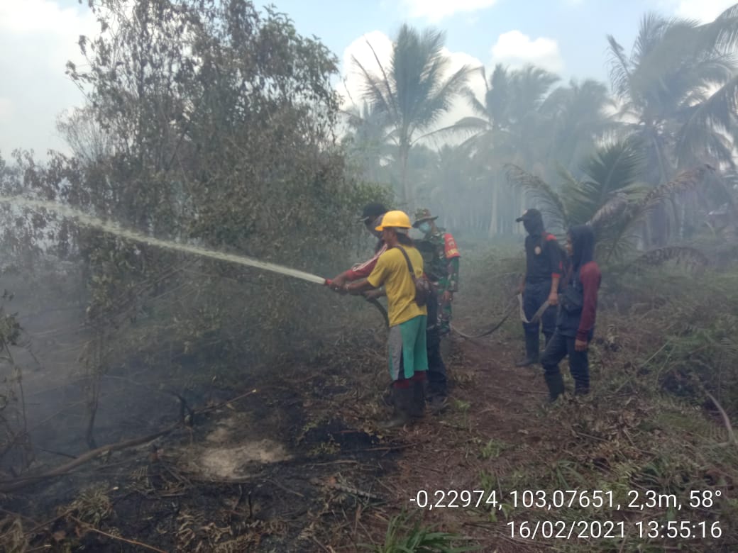 Kebakaran Lahan di Sungai Junjangan Inhil, Babinsa Bersama Masyarakat Lakukan Pemadaman