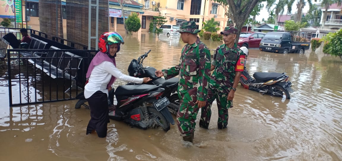 Kodim 0314/Inhil Sinergikan Anggota dan Ayomi Masyarakat Tembilahan Ditengah Landa Banjir