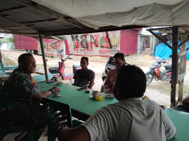 Babinsa Koramil 07/RTH Laksanakan Komsos Bersama Masyarakat Desa Sanglar