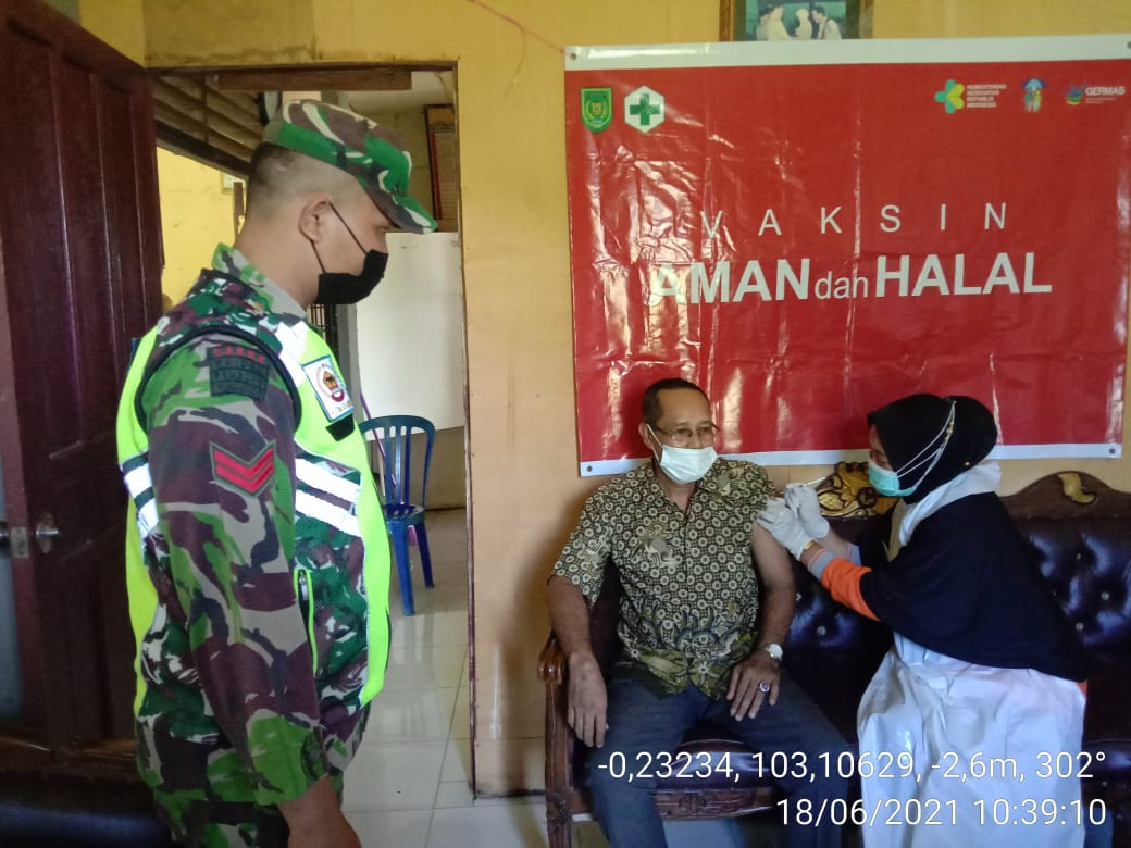 Babinsa Koptu Ronald Manalu Dampingi Nakes Sungai Piring Lakukan Vaksinasi