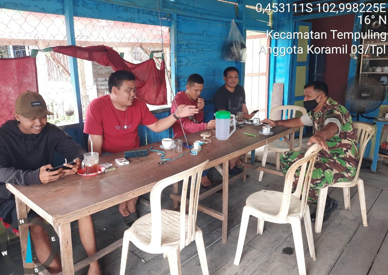 Komunikasi Sosial Babinsa 03/Tempuling Dengan Para Pemuda Untuk Kemajuan Desa