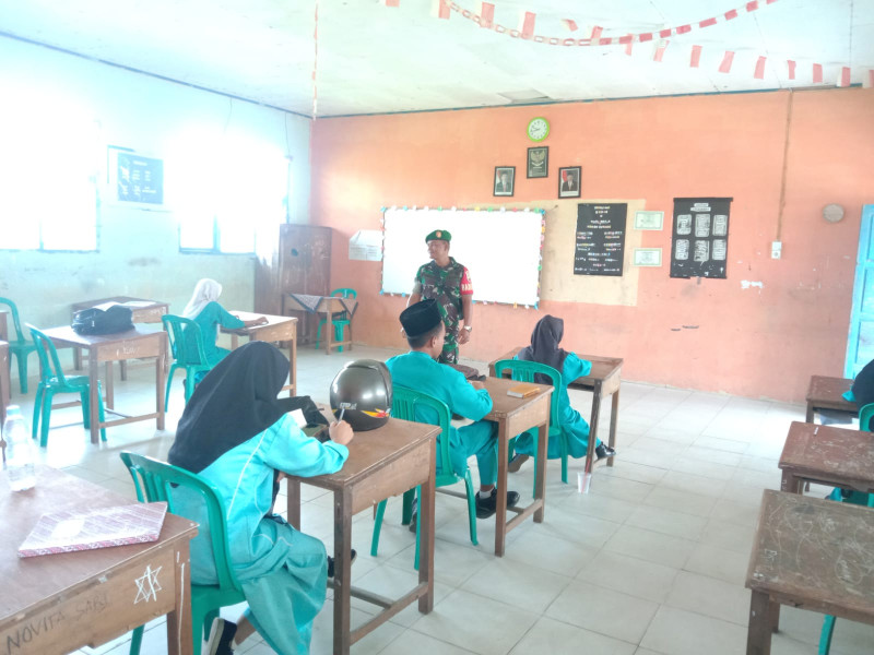 Babinsa Koramil 03/Tpl Berikan Materi Wasbang Ke Pelajar Sekolah SMPN 1 Mumpa