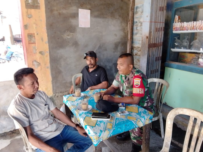 Gelak Tawa Warnai Komsos Babinsa Koramil 07/Reteh Bersama Warga di Desa Binaan