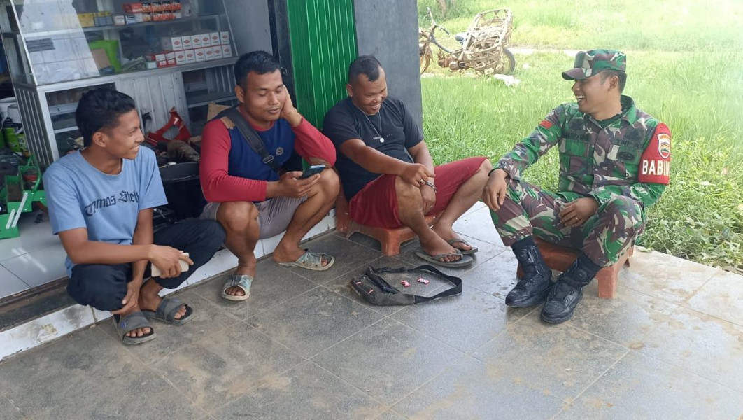 Tingkatkan Kemitraan Yang Kuat Babinsa 03/Tpl Laksanakan Komunikasi Sosial Bersama Tokoh Pemuda