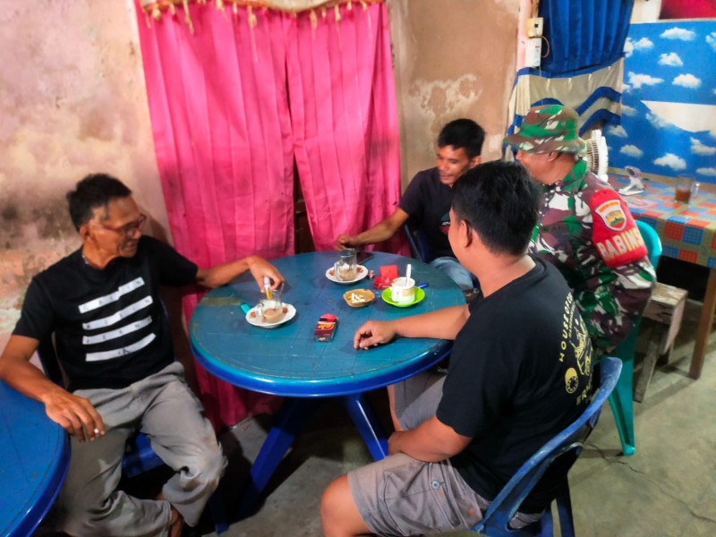 Manfatkan Kedai Kopi, Babinsa Koramil 03/Tpl Laksanakan Komsos dengan Tomas