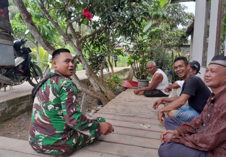 Cerminkan Kemanunggalan TNI, Babinsa Koramil 05/Gas Ciptakan Keakraban dengan Warga Binaan Melalui Komsos