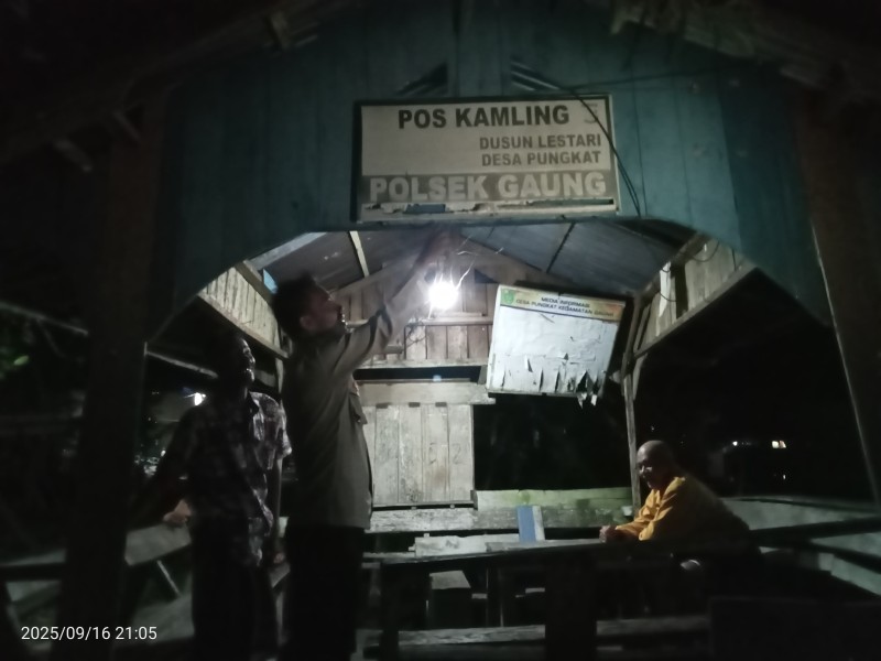 Malam Harmonis di Desa Pungkat, Bhabinkamtibmas Polsek Gaung Kunjungi Sat Kamling