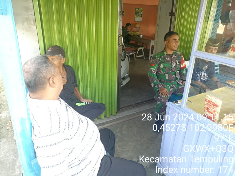 Komsos Dengan Ketua RT, Babinsa 03/Tpl Eratkan Silahturahmi di Binaan