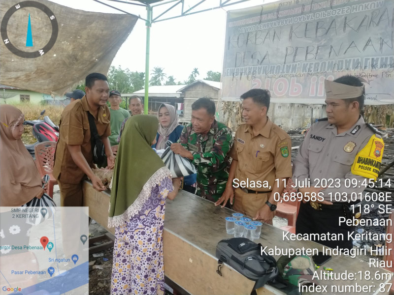 Terjadinya Musibah Kebakaran di Salah Satu Warga, Babinsa Koramil 09/Kemuning Dampingi Pemberian Bantuan Sembako