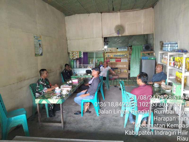 Sambangi Mitra Karib, Babinsa Koramil 03/Tpl Pantau Kamtibmas Desa Binaan