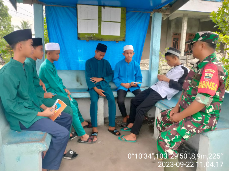 Babinsa Koramil 10/Pelangiran Berikan Pengetahuan dan Pemahaman Kepada Siswa MTS Darul Hikmah
