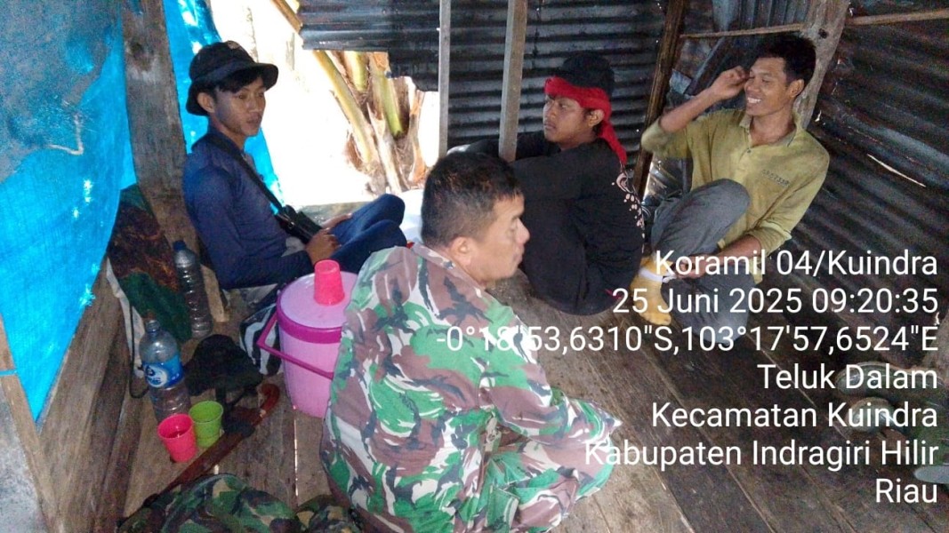 Kegiatan Komsos Babinsa Koramil 04/Kdr dengan Masyarakat Desa Teluk Dalam: Meningkatkan Hubungan Kekeluargaan dan Kepedulian