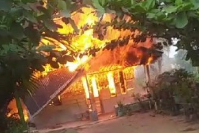 Mengamuk, Si Jago Merah Lahap Rumah Warga di Tanah Merah Mengamuk, Si Jago Merah Lahap Rumah Warga di Tanah Merah