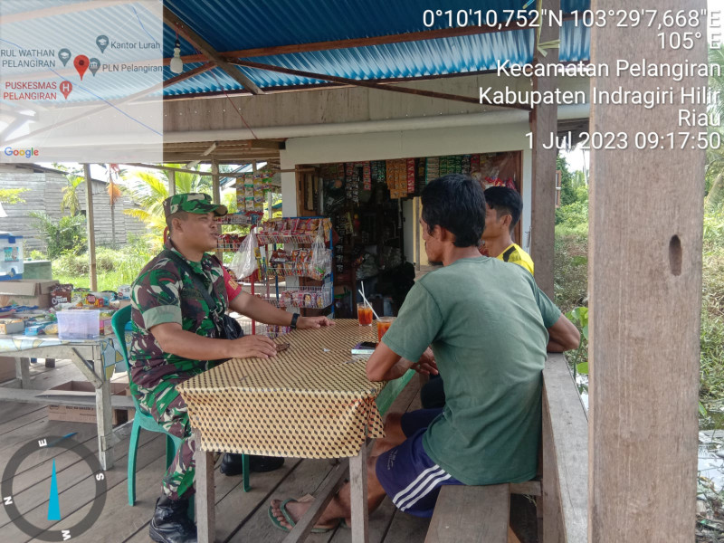 Diskusi Santai, Babinsa Koramil 10/Pelangiran Terus Lakukan Interaksi dan Berbaur Antar Sesama