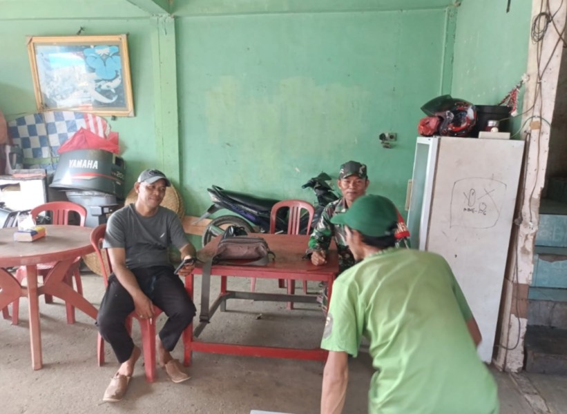 Babinsa 05/Gas Serda Rudi Hartono Ciptakan Keakraban dengan Warga di Desa Binaan