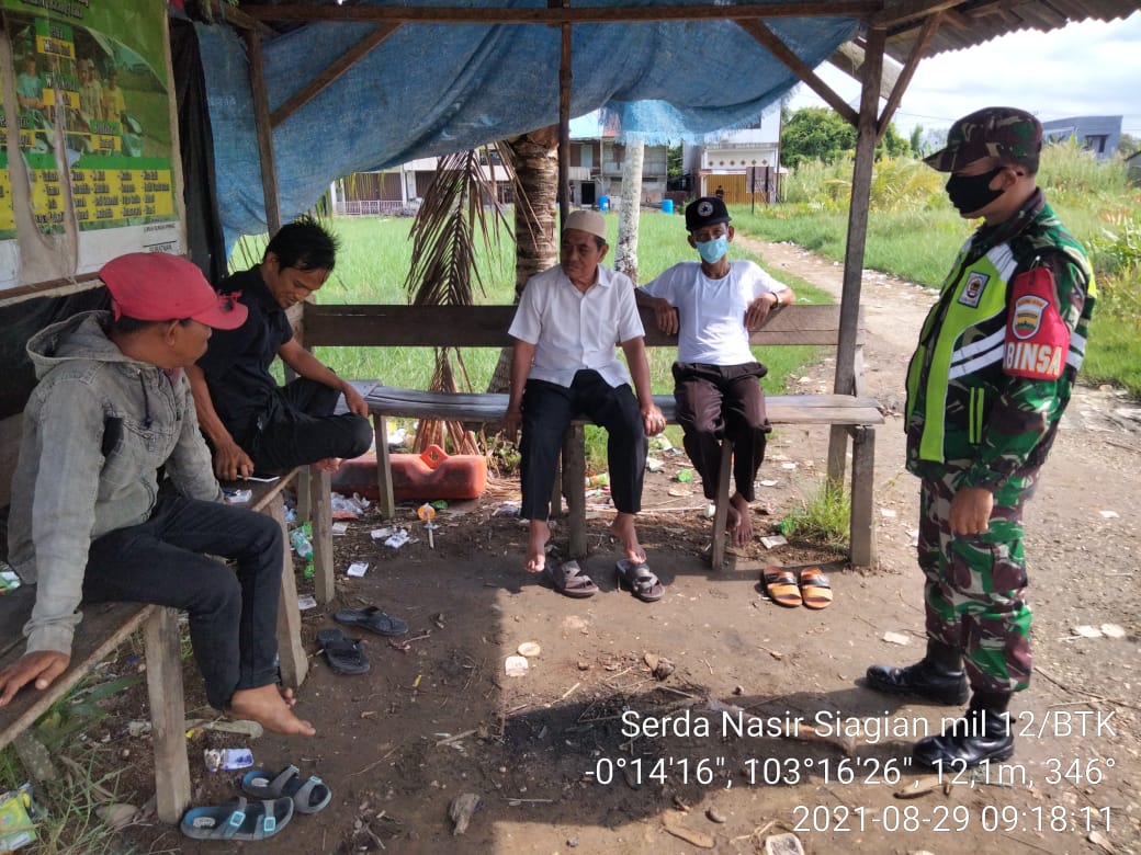 Babinsa Koramil 12/Batang Tuaka Serda N Siagian Gencar Sosialisasi Protkes