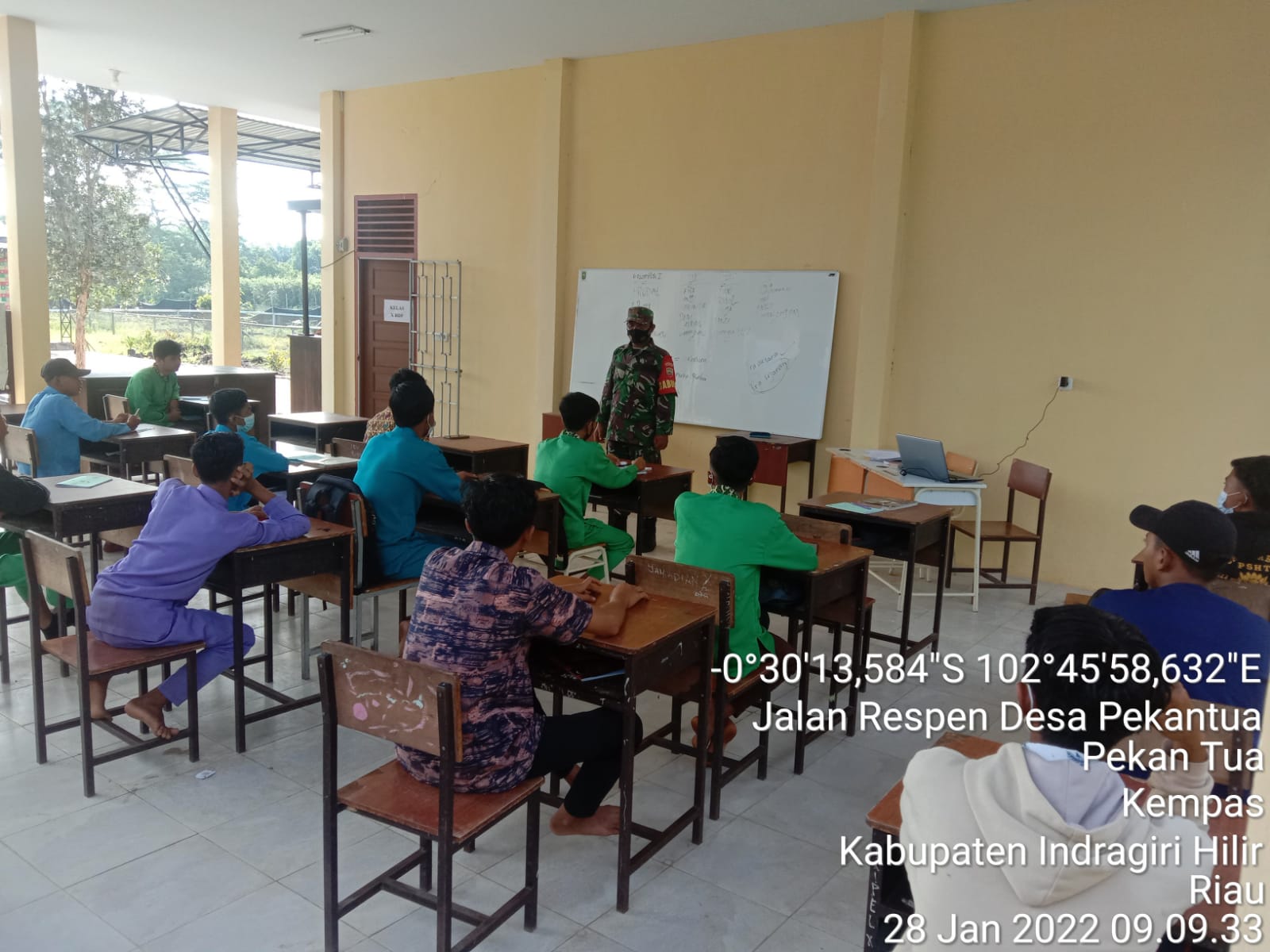 Sosialisasikan Penerimaan Prajurit TNI AD, Babinsa Koramil 03/Tempuling Sambangi SMKN 2 Kempas