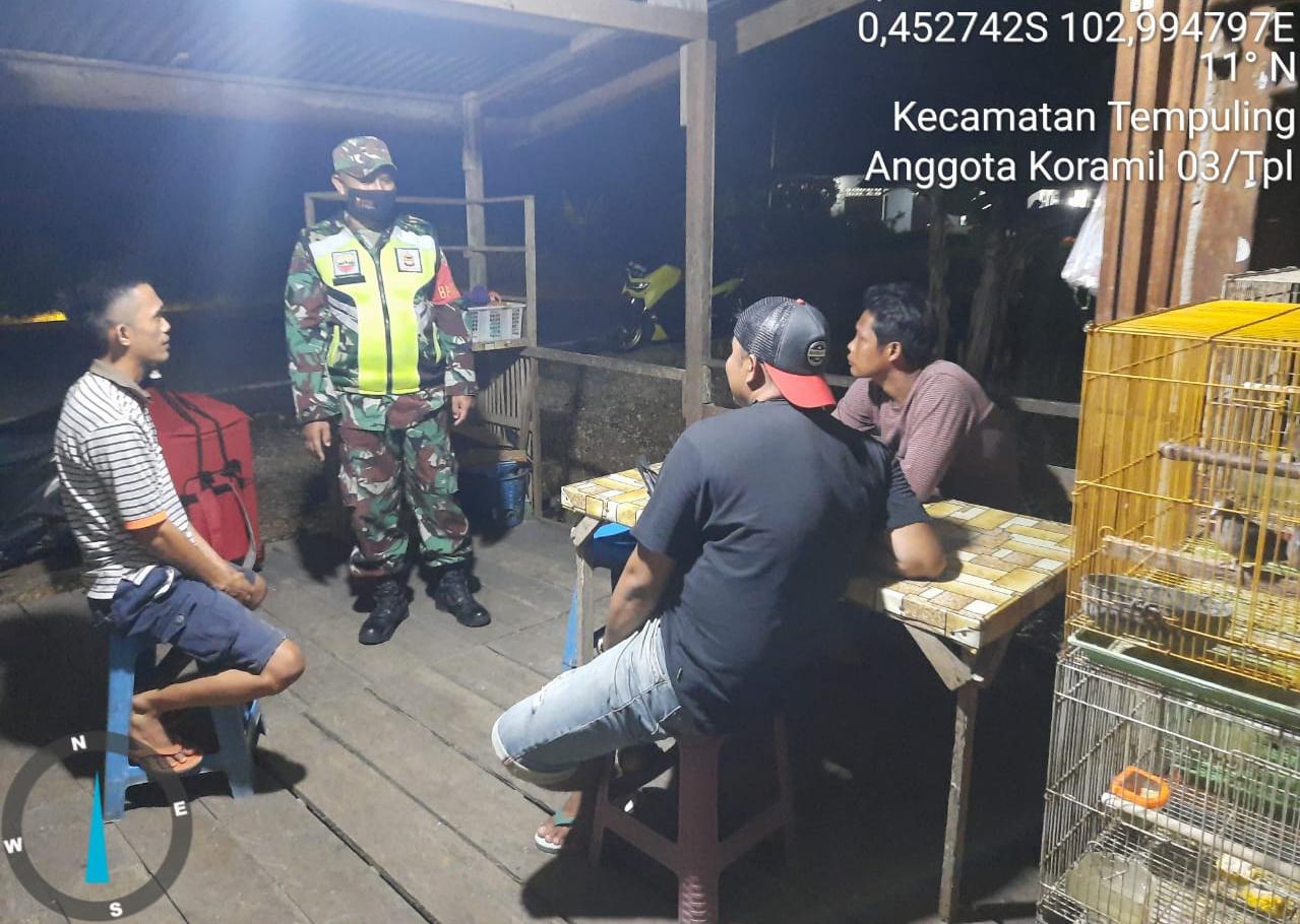 Babinsa Koramil 03/Tempuling Lakukan Patroli Wilayah Dan Sambang Warga