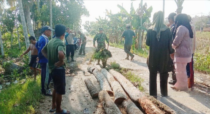 Babinsa Koramil 07/Reteh Laksanakan Goro di Kelurahan Benteng