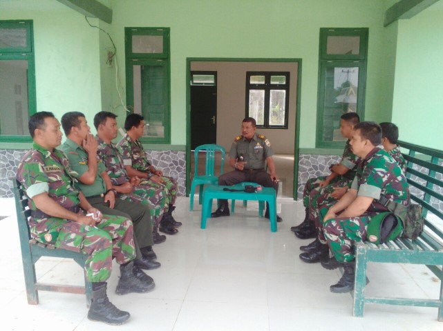 Berikan Jam Komandan ke Koramil PWK Selensen, ini Pesan Danramil 07/Reteh  