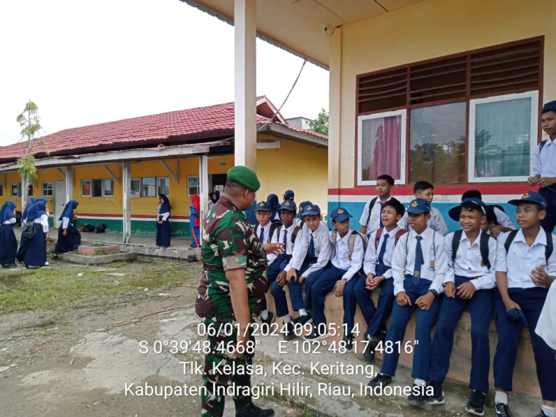 Babinsa Koramil 09/Kemuning Gelar Komsos dengan Siswa SMP