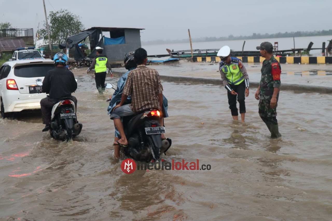 Ruas Jalan Parit 6 Tembilahan Tergenang Banjir, Babinsa 01/Tembilahan dan Polres Inhil Siaga