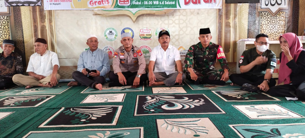 Babinsa Kopda Irawan Giat Lakukan Komsos Dengan Bakti Sosial Dengan Warga Setempat