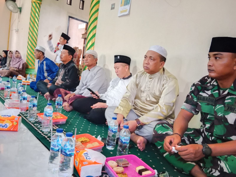 Babinsa Talang Jangkang Ikuti Peringatan Isra Mi'raj Nabi Muhammad SAW di Mushalla Darul Islam