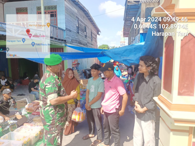 Jelang Idul Fitri 1445 H, Babinsa 03/Tpl Kunjungi Pasar Tradisional Pastikan Stabilitas Harga Sembako