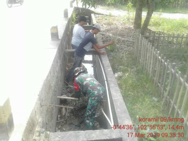Jaga Kebersihan, Warga Bersama Babinsa Bersihkan Got di Kota Baru      Jaga Kebersihan, Warga Bersama Babinsa Bersihkan Got di Kota Baru