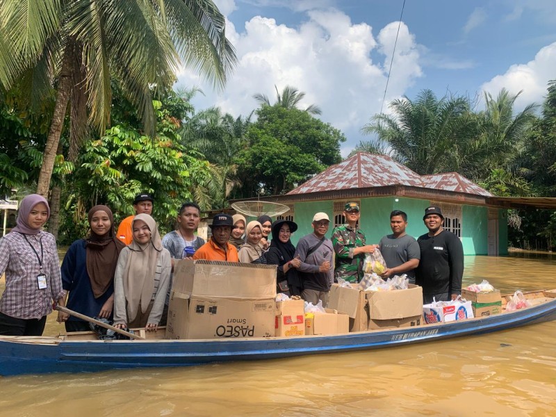 Sebagai Bentuk Kepedulian, Pemdes Tanjung Berulak Salurkan Bantuan Kepada Korban Banjir