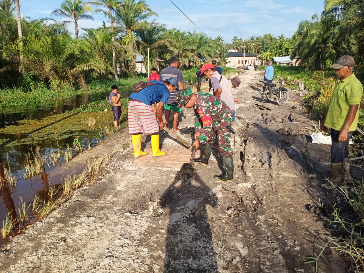 Babinsa Koramil 09/Kemuning Goro Perbaiki Jalan yang Berlubang