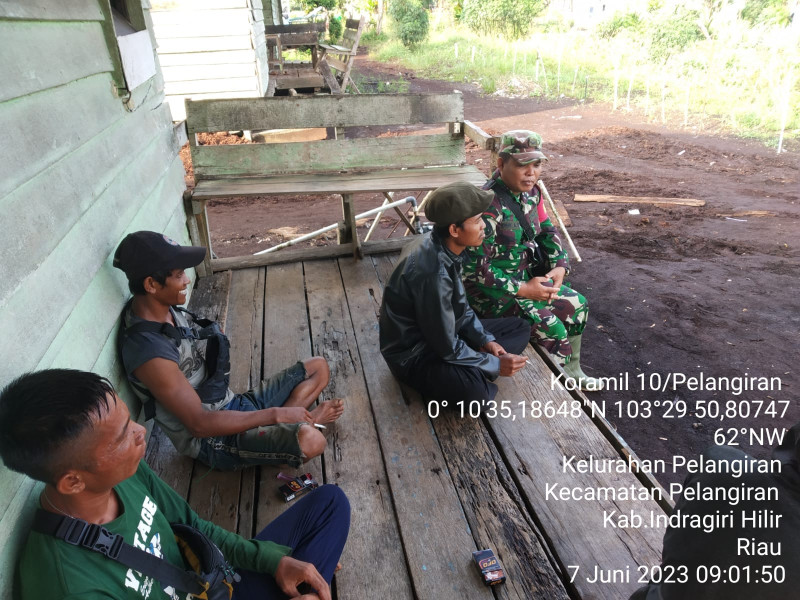 Babinsa Koramil 10/Pelangiran Berikan Arahan dan Pandangan Kepada Warga Terkait Keamanan Desa