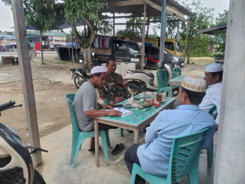 Terjalinnya Silaturahmi Antar Sesama Babinsa Koramil 09/Kmg dan Masyarakat Melalui Komsos di Desa Binaan