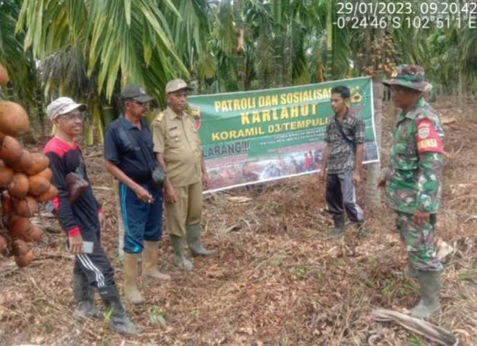 Babinsa 03/Tpl Lakukan Upaya Pencegahan Dengan Rutin Melakukan Patroli Dan Sosialisasi Karhutla