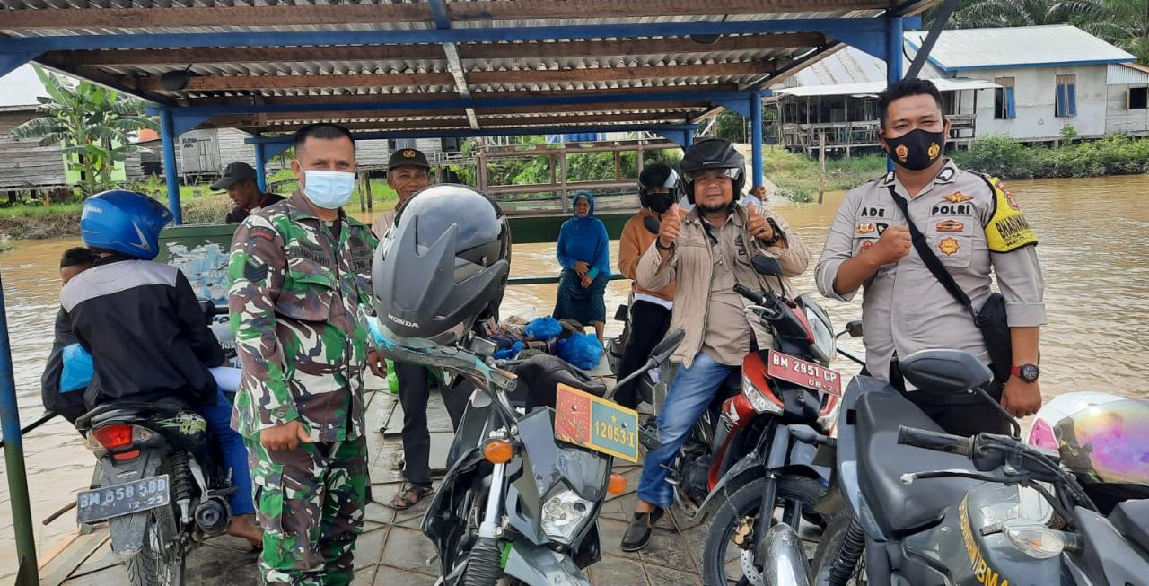 Babinsa 03/Tempuling dan Bhabinkamtibmas Ke Desa Binaan Gunakan Perahu