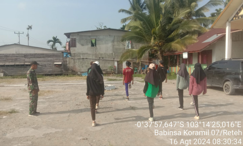 Babinsa Serka Yadi Yanto Dampingi Anak Sekolah Dalam Latihan Paskibra