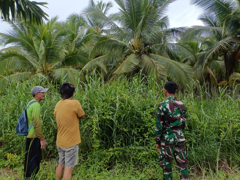 Terus Patroli, Babinsa Koramil 07/Reteh Ajak Warga Jaga Lingkungan dari Kebakaran Hutan dan Lahan