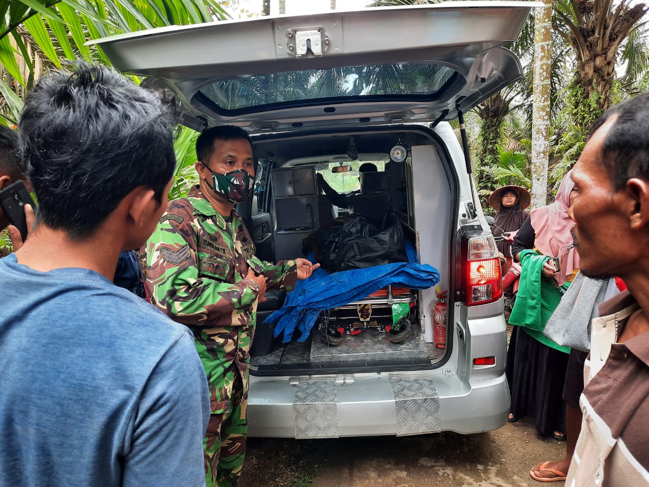 Diduga Korban Diperkosa, Babinsa Koramil 03/Tempuling Bantu Evakuasi Penemuan Mayat di Kebun