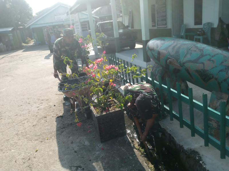 Peduli Kebersihan Pangkalan, Anggota Koramil 03/Tpl Bersihkan Markas