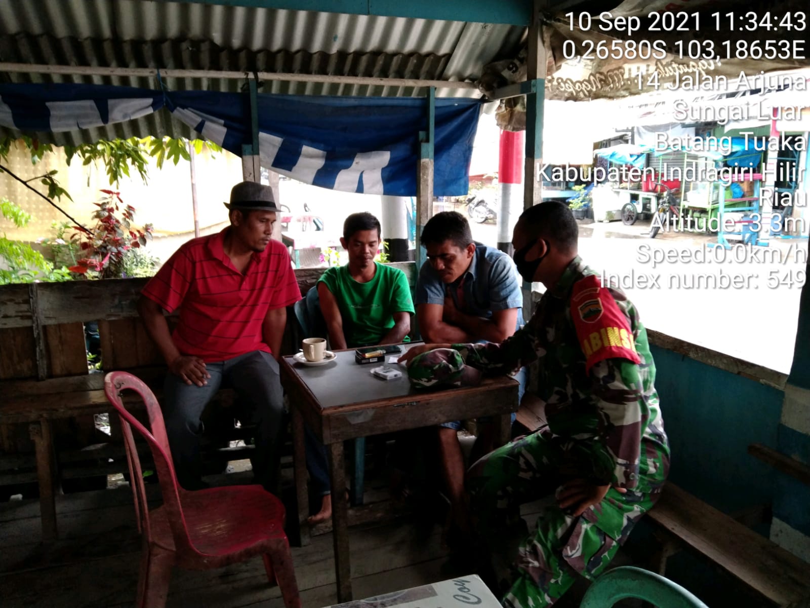 Personel TNI Koramil 12/Batang Tuaka Ingatkan Prokes di Desa Sungai Luar