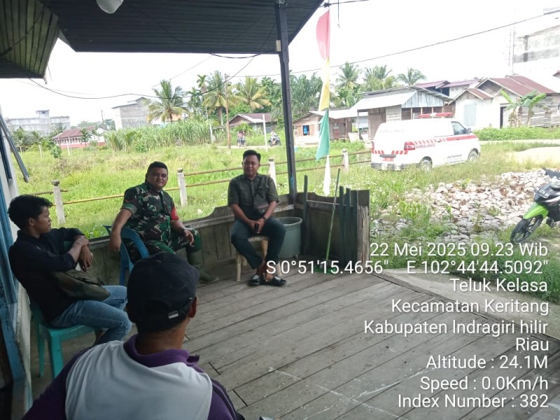 Babinsa Koramil 09/Kemuning Laksanakan Komsos dan Goro untuk Meningkatkan Rasa Kekeluargaan