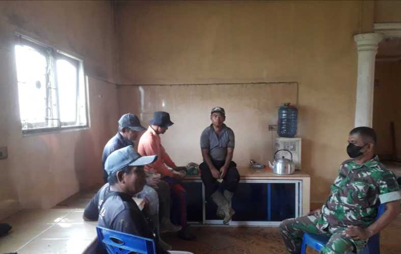 Babinsa Koramil 04/Kuindra Himbau Tetap Jaga Lingkungan Sekitar