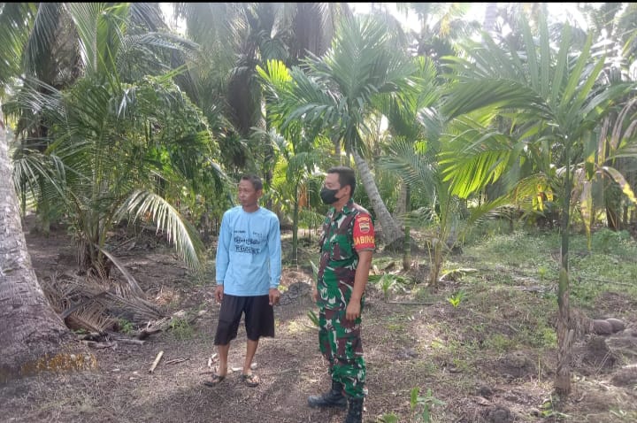 Babinsa Koramil 04/Kuindra Himbau Warga Untuk Tidak Dibenarkan Membuka Lahan Dengan Cara Membakar