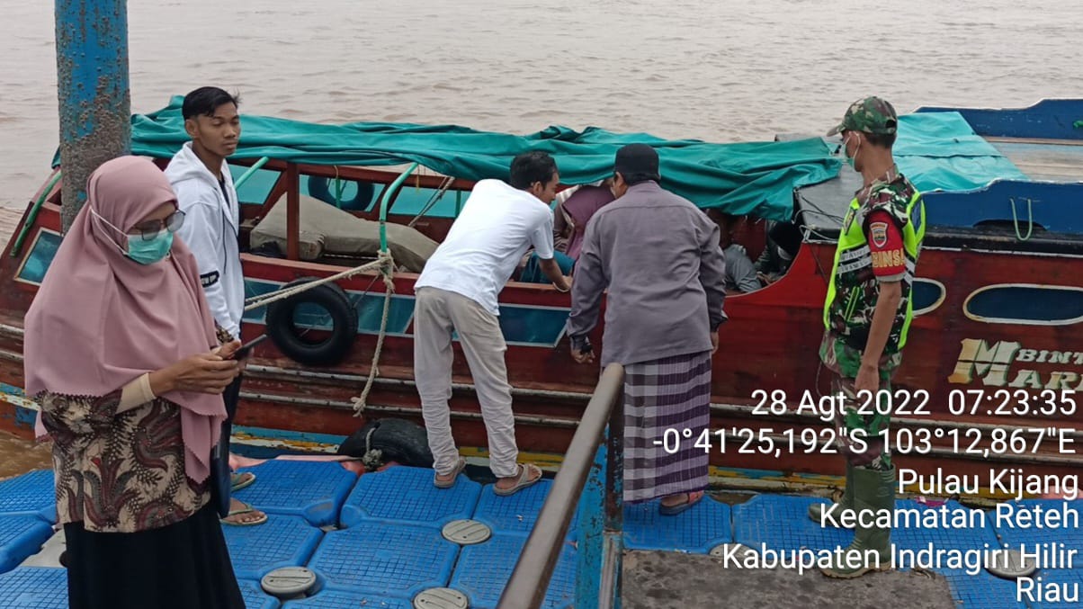 Babinsa Koramil 07/Reteh Terus Ingatkan Pengunjung Terkait Prokes