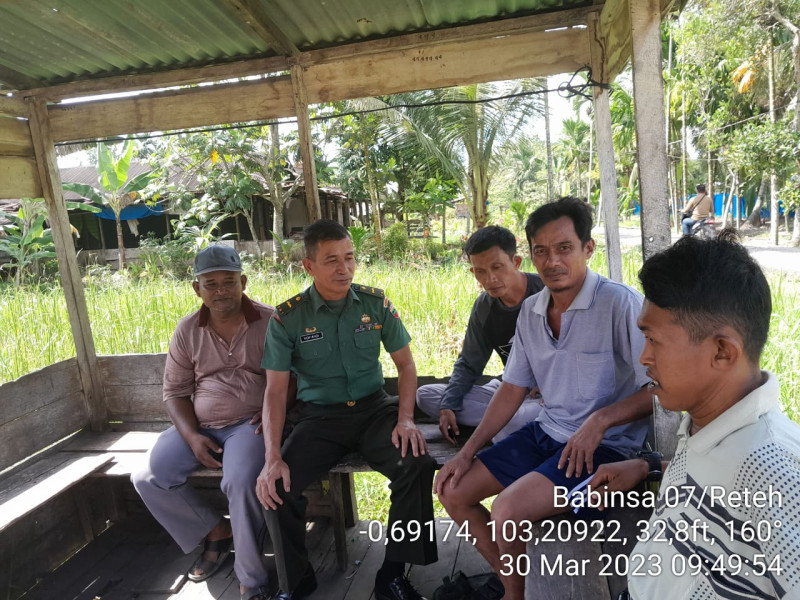 Bersama Pelajar, Koramil 07/Reteh Pelda Nofiandi Jalin Silaturahmi