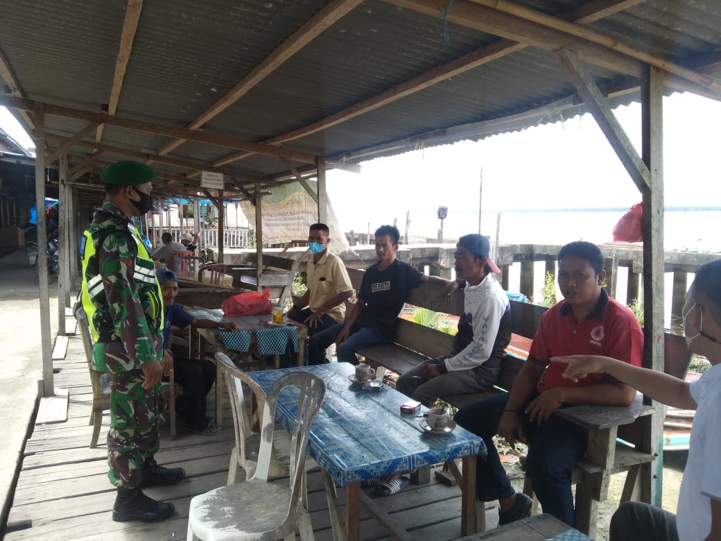 Babinsa Koramil 04/Kuindra dan Bhabinkamtibmas Bersinergi Tegakkan Protkes di Sapat