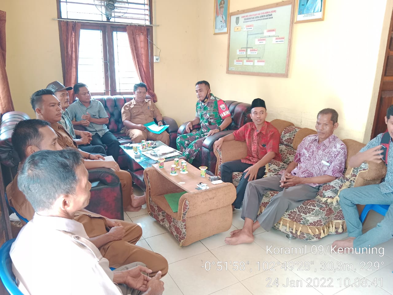 Babinsa Serda Ramadhan Komsos Bersama Aparat Desa Lubuk Besar